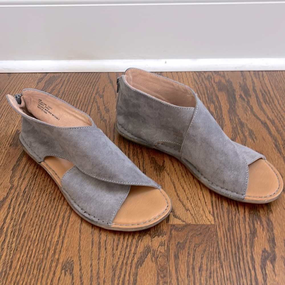 b.o.c. Bria microfiber flat sandals, gray but blue in some light, size 8M